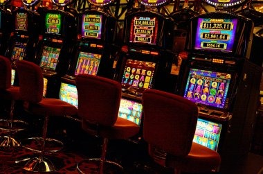 Live dealer roulette table with multi-camera feed